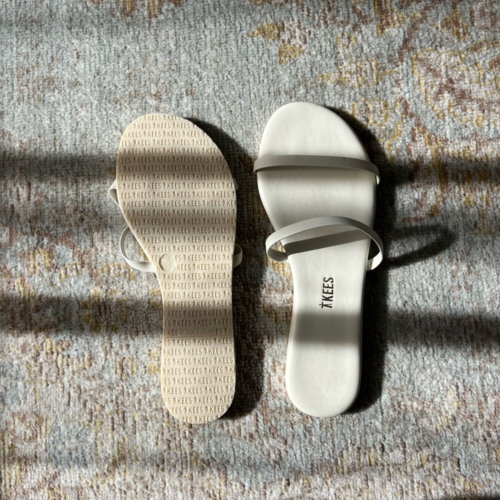 TKEES FLAT WHITE SANDALS NWT
